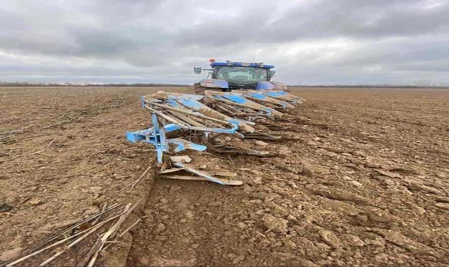 КП “Франківськ АГРО” ІФМР проводить зимовий обробіток грунту в селі Радча.