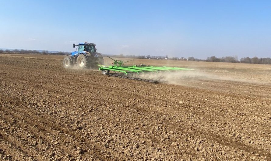 КП “Франківськ АГРО” Івано-Франківської міської ради проводить боронування.